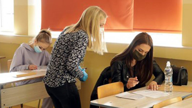 За първи път първият срок свършва по различно време в различни училища