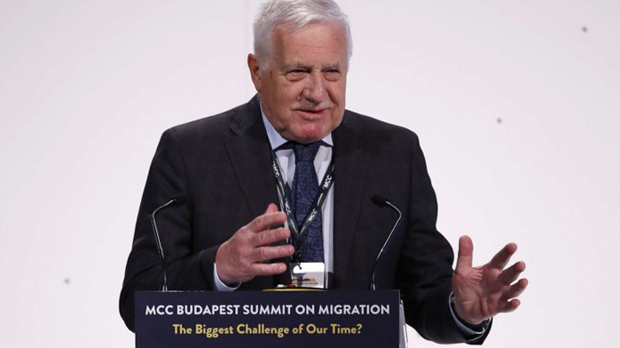 Вацлав Клаус с глоба за неносене на маска