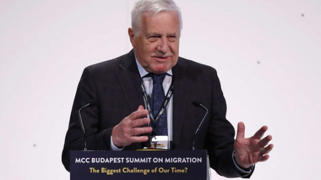 Вацлав Клаус с глоба за неносене на маска