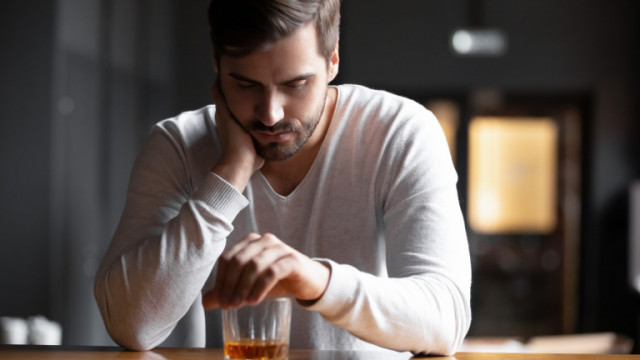 Самоизолацията, алкохолът, коронавирусът и защо ограниченията влияят негативно на пиещите