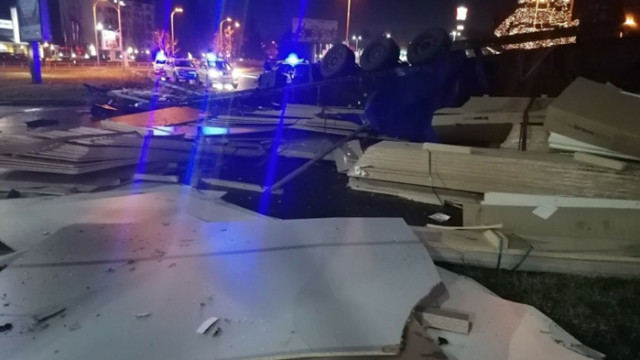 18-годишен открадна ТИР и го обърна след преследване на възлово кръстовище в Бургас