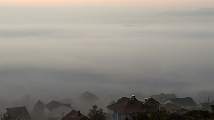 АФП: Мръсният въздух поставя ударената от COVID-19 България пред огромен риск