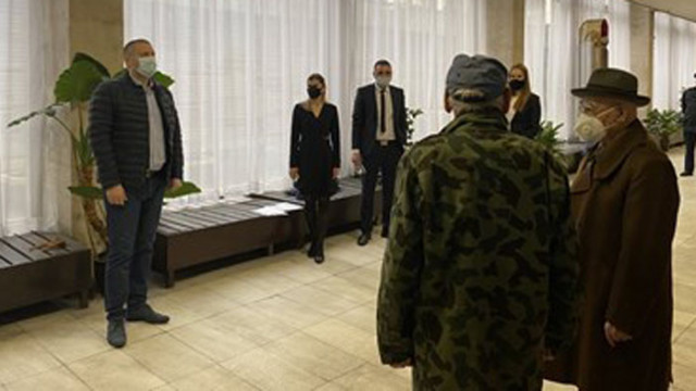 Върнаха парите на измамените в София пенсионери (ВИДЕО)