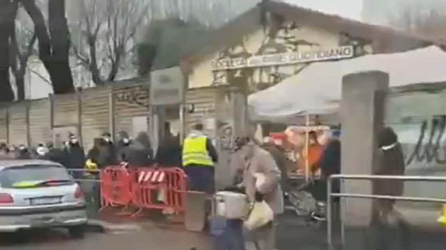 Стотици чакат за храна в Милано