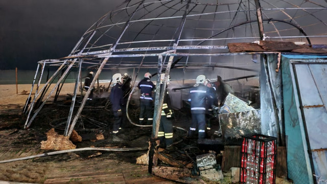 Сериозни материални щети след огнената стихия в Куба бар снощи