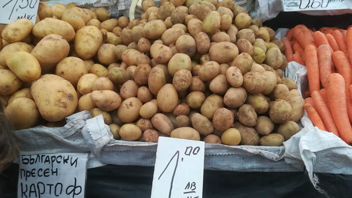 Черешите и прасковите на „Колхозния“ във Варна паднаха до 1,50 за килограм (СНИМКИ)
