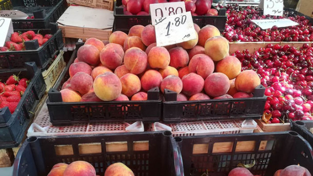 Черешите и прасковите на „Колхозния“ във Варна паднаха до 1,50 за килограм (СНИМКИ)