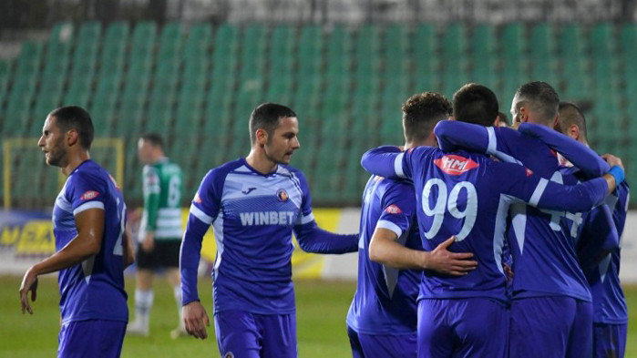 Петима напуснаха Етър