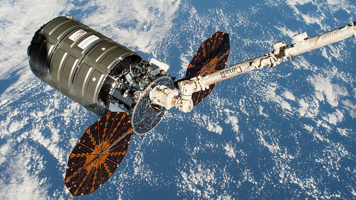 Разкачването на товарния кораб "Сигнус" от МКС е отложено за началото на 2021