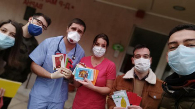 Студенти зарадваха с коледни картички пациенти с COVID-19 във Варна