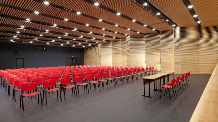 Новата зала на Първа езикова гимназия спечели национално отличие