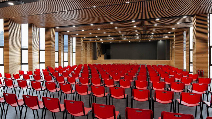 Новата зала на Първа езикова гимназия спечели национално отличие