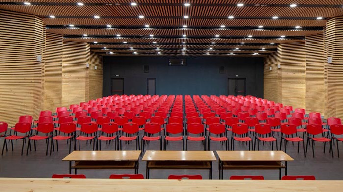 Новата зала на Първа езикова гимназия спечели национално отличие