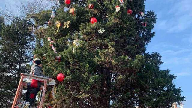 Аспаруховци украсиха елхата на центъра на квартала