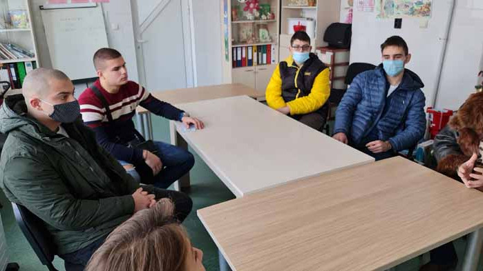 Младежи дариха надежда на бедни семейства в Аспарухово