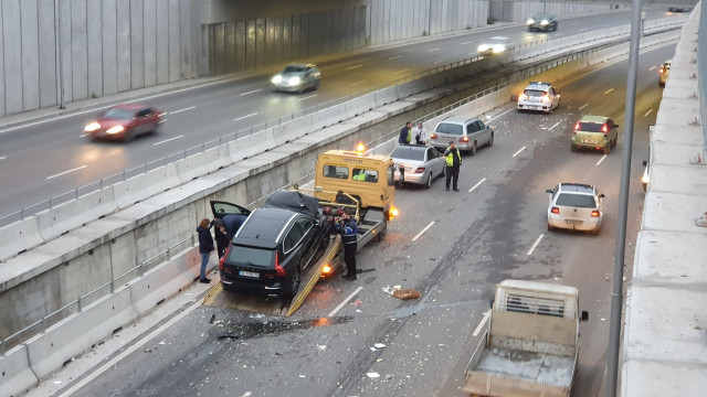 Няма пострадали при катастрофата на бул."Васил Левски" във Варна (СНИМКИ)