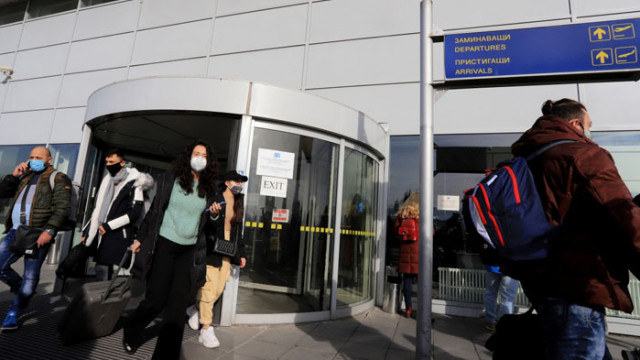 Първият самолет от Лондон кацна у нас, всички пътници се тестват