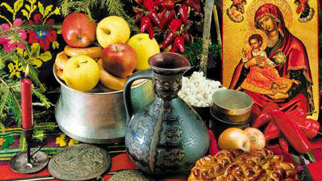 ДНЕС+ Ви пожелава празниците да са топли и споделени!