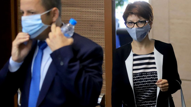 Атанасова: Готова съм да се ваксинирам още утре и няма никакво значение какво пише на хладилника