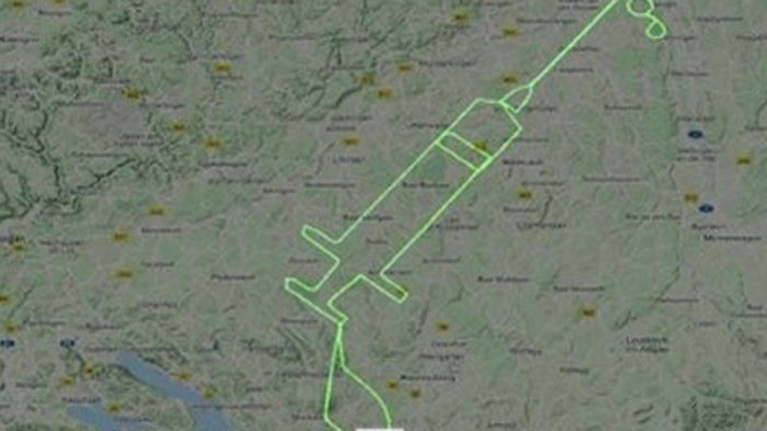 Пилот очерта спринцовка в небето заради ваксинирането срещу COVID-19 в Европа