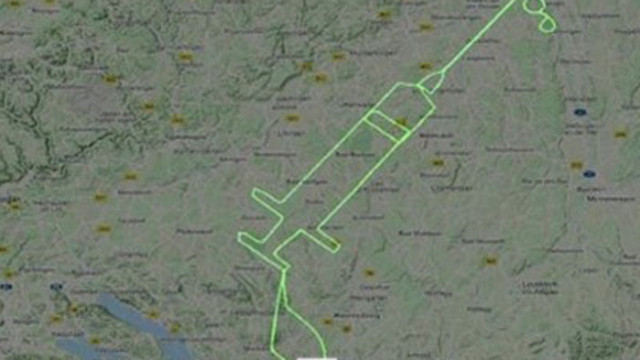 Пилот очерта спринцовка в небето заради ваксинирането срещу COVID-19 в Европа