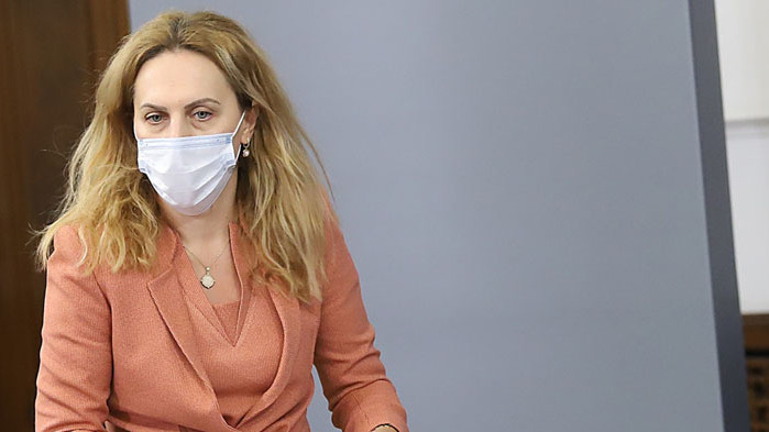 Николова предлага ресторантите на Нова година да работят след полунощ