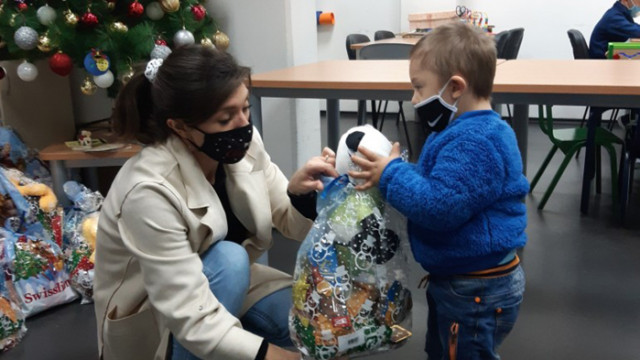 Посолството ни в Скопие дари коледни пакети на деца