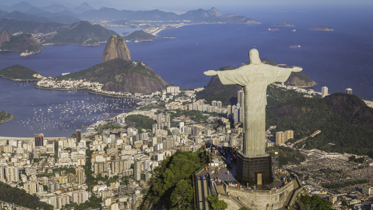 Рио де Жанейро посреща новата година със затворени плажове