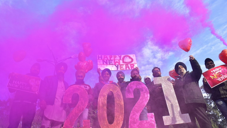 Милиони по света се подготвят за безпрецедентна Нова година под сянката на COVID-19