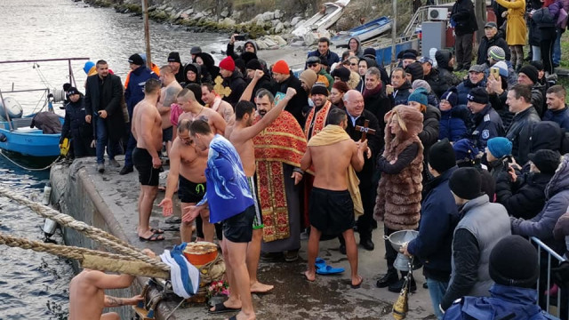 Ще спасяват кръста на Богоявление на плажа в Аспарухово