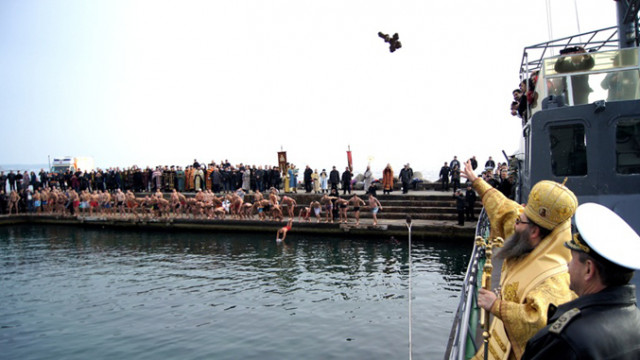 Водосвет, благославяне на бойните знамена и спасяване на Христовия кръст на Богоявление във Варна
