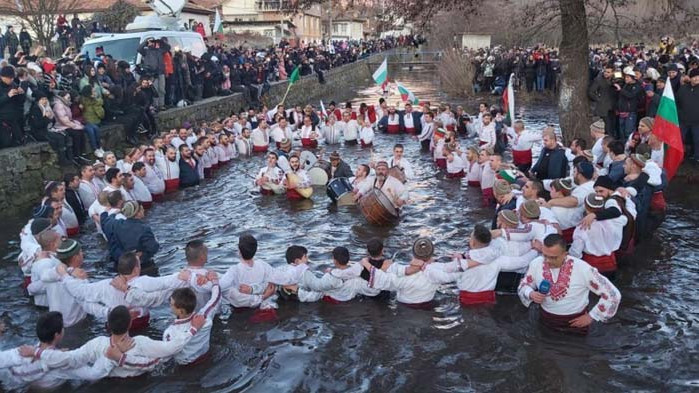 Въпреки забраните, калоферци се събраха на традиционното хоро в река Тунджа за Богоявление
