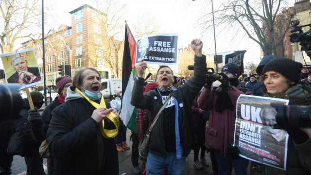 Седем задържани за COVID нарушения на делото на Асандж