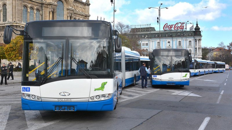 Кола засече автобус, дете си удари главата във Варна