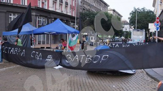Майките от "Системата ни убива" се разграничиха от Мая Манолова