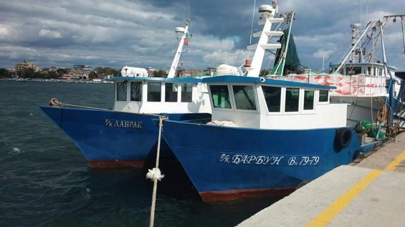 Риболовни кораби на сдружение "Черноморски изгрев" на лов за незаконни и стари мрежи в Черно море