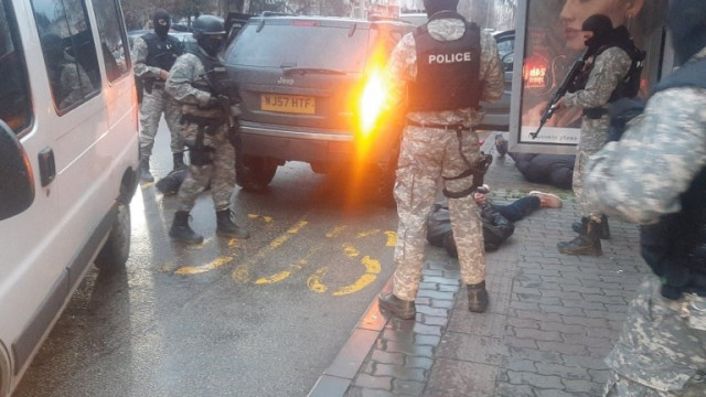 Повдигнаха обвинение на мъжа, стрелял с автомат от джип в Търново