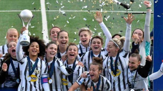 Ювентус вдигна Суперкупата на Италия при жените