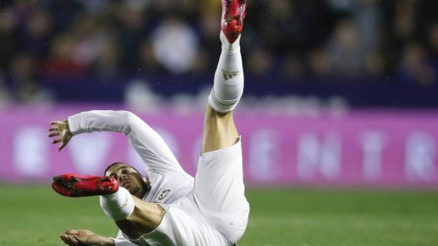 Бейл е като суперзвезда на фона на Азар, притесняват се в Мадрид