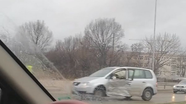 Временно е ограничено движението по бул. "Цар Освободител", заради възникнала катастрофа