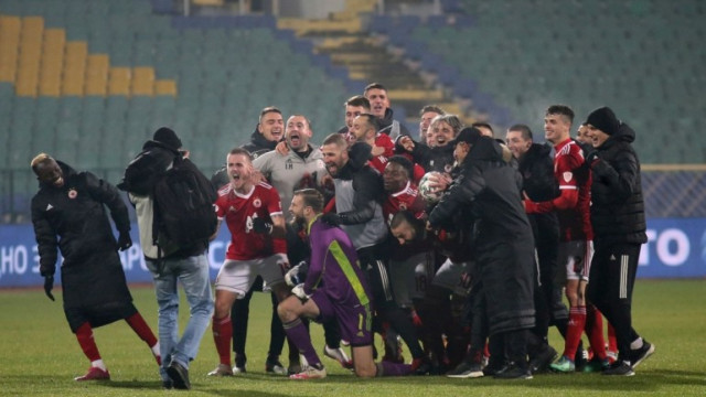 Акрапович наложи строг режим на лагера в Турция