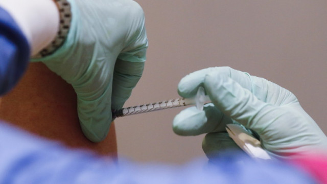 COVID-19: Първата доза от ваксината на Pfizer-BioNTech намалява инфекциите с 50%