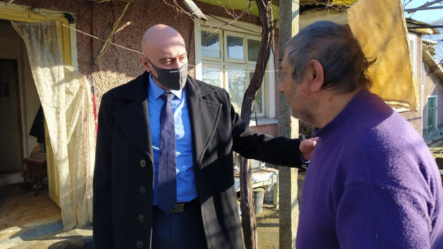 Трима нанесоха жесток побой и ограбиха 92-годишна жена и гледача й за 20 лева