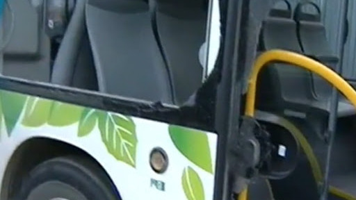 Мъж с контузия след като врата на автобус на Градски транспорт затиска крака му