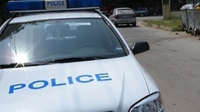 Полицията издирва мъж, наранил жена си с нож