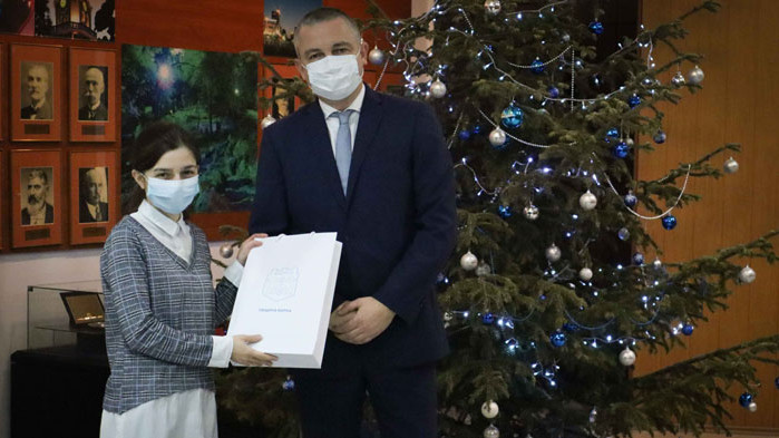 Кметът Иван Портних награди участниците в конкурса „Да украсим Варна за Коледа 2020“