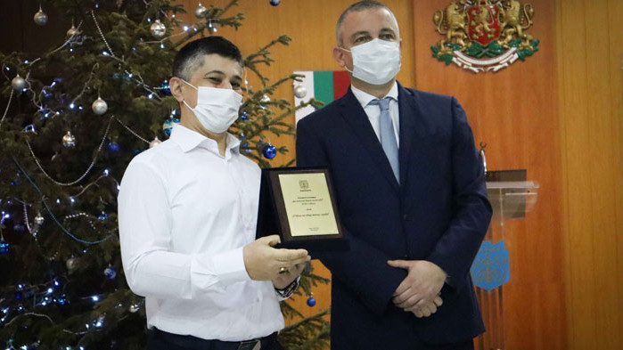 Кметът Иван Портних награди участниците в конкурса „Да украсим Варна за Коледа 2020“