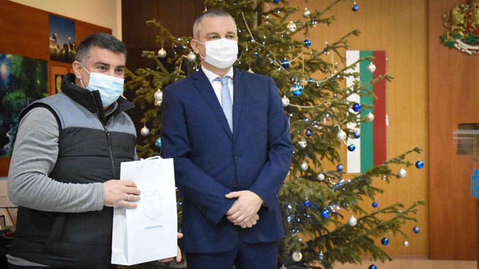 Кметът Иван Портних награди участниците в конкурса „Да украсим Варна за Коледа 2020“