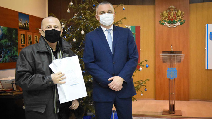 Кметът Иван Портних награди участниците в конкурса „Да украсим Варна за Коледа 2020“