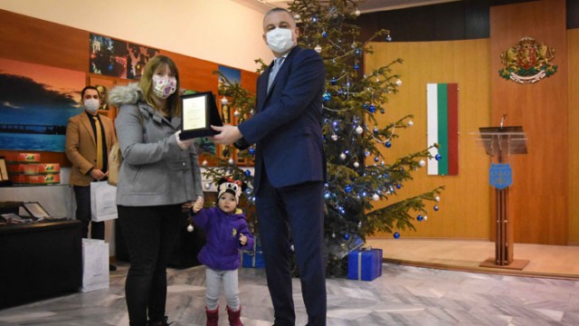 Кметът Иван Портних награди участниците в конкурса „Да украсим Варна за Коледа 2020“